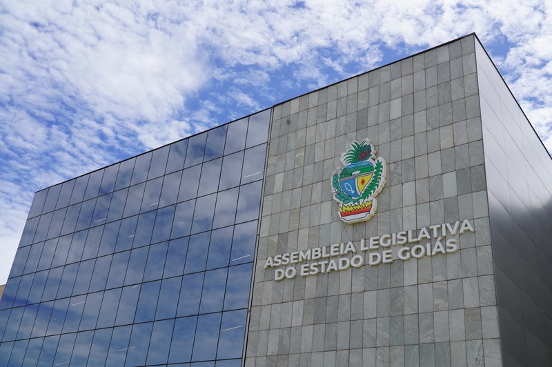 Imagem destacada do post: Alego publica edital para concurso público com salário de até R$ 10 mil; confira