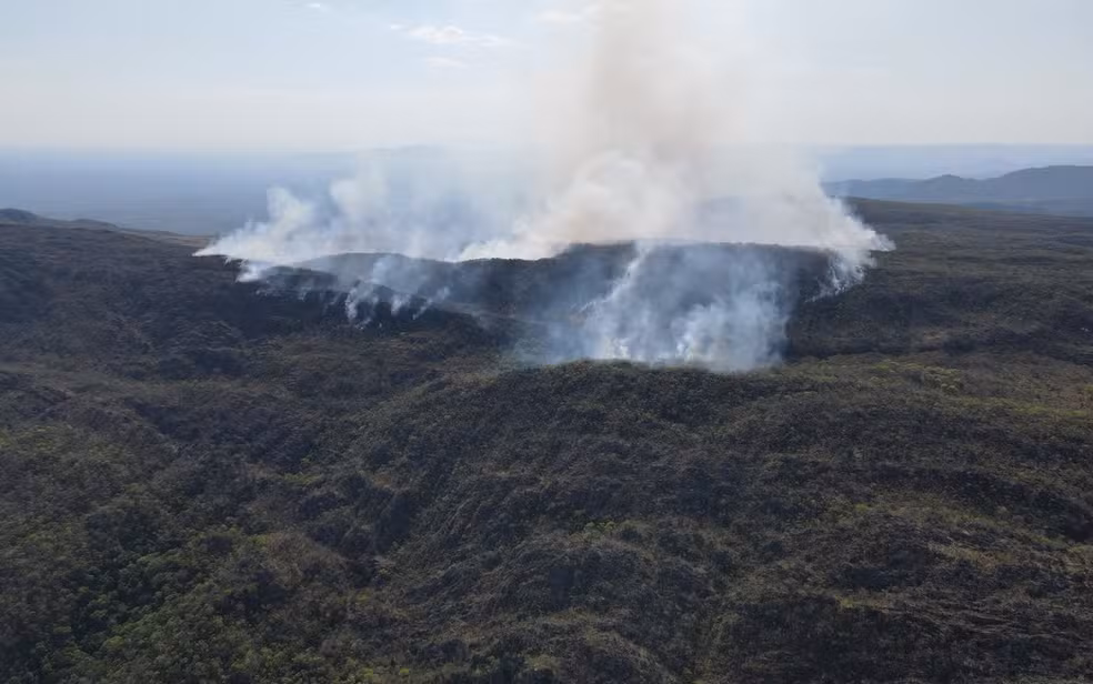 Imagem destacada do post: Incêndio na Chapada dos Veadeiros já destruiu 140 mil campos de futebol