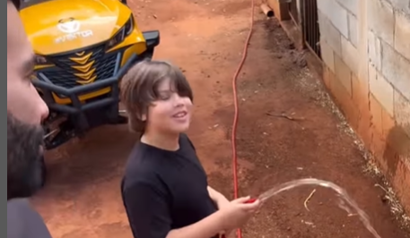 Imagem destacada do post: VÍDEO: Gusttavo Lima posta vídeo com o filho lavando o chiqueiro