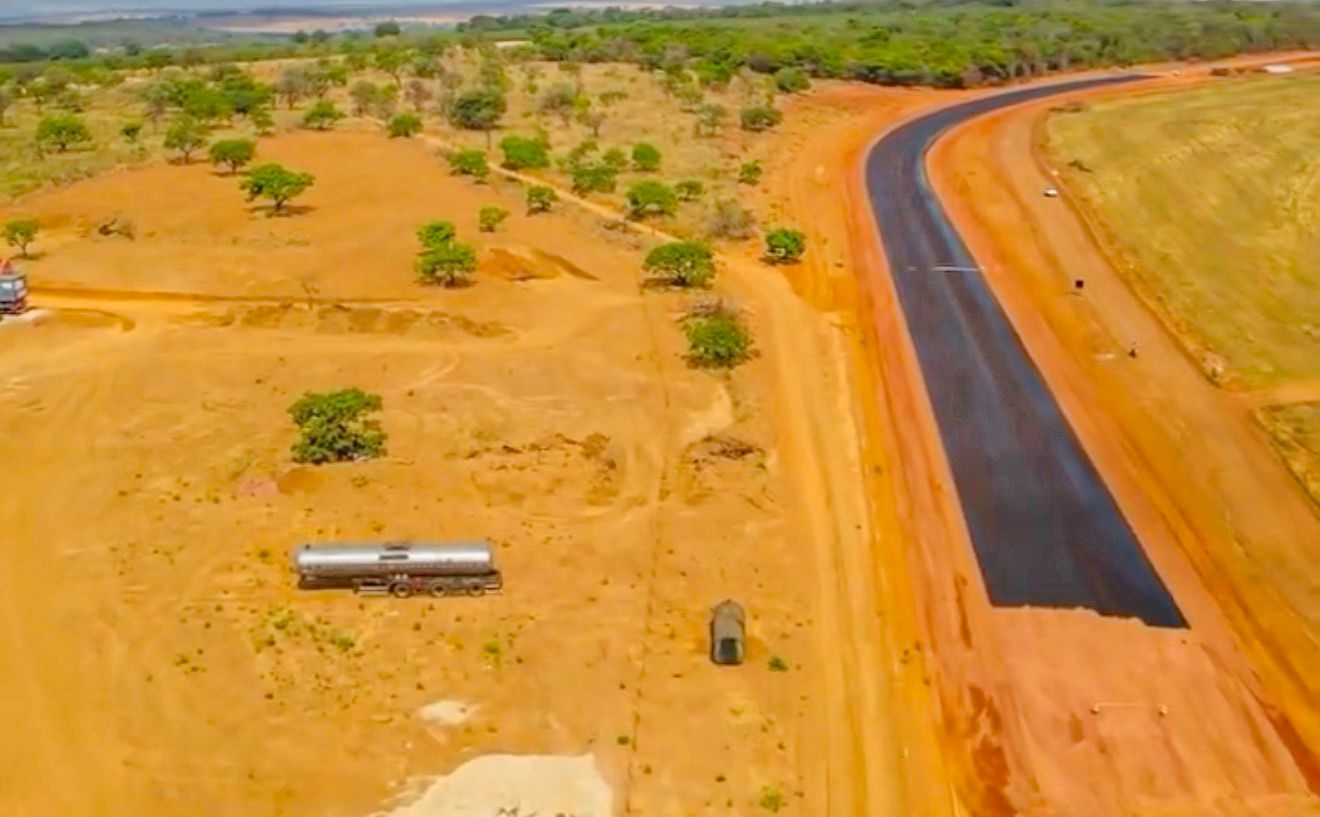 Imagem destacada do post: Asfalto da GO-219 avança em Hidrolândia; trecho em Passa Quatro está na reta final