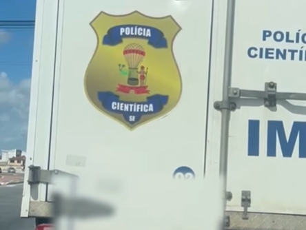 Imagem destacada do post: Homem vai reclamar da curva, se depara com carro do IML e leva susto