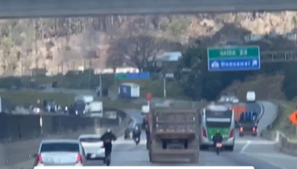 Imagem destacada do post: Homem anda de patinete em rodovia movimentada e chama a atenção