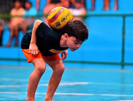 Imagem destacada do post: Menino impressiona web ao dominar a bola nas costas; veja vídeo