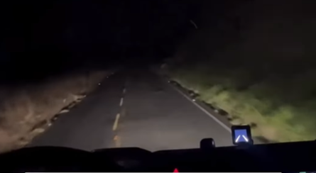 Imagem destacada do post: Caminhoneiro ilumina rodovia com super farol de caminhão e viraliza na web