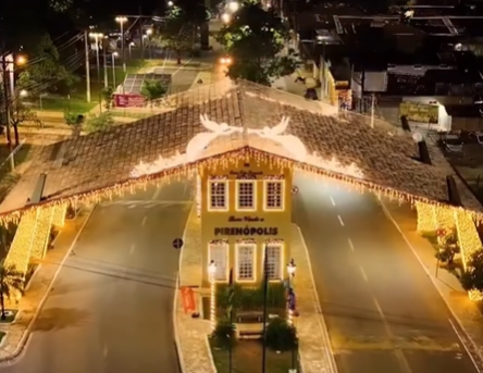 Imagem destacada do post: Pirenópolis surpreende com ‘antes e depois’ ao inaugurar iluminação de Natal [vídeo]