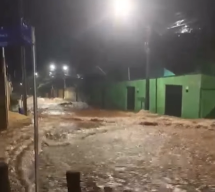 Imagem destacada do post: Chuva forte causa estragos e assusta moradores em Pires do Rio; veja vídeos