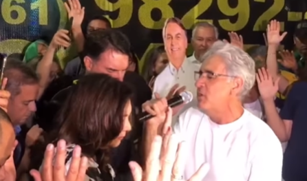 Imagem destacada do post: Apoiadores oram com ‘Bolsonaro de papelão’ durante vigília em Brasília