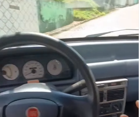 Imagem destacada do post: Fiat Uno sobe ladeira só com a força do motor e surpreende motorista