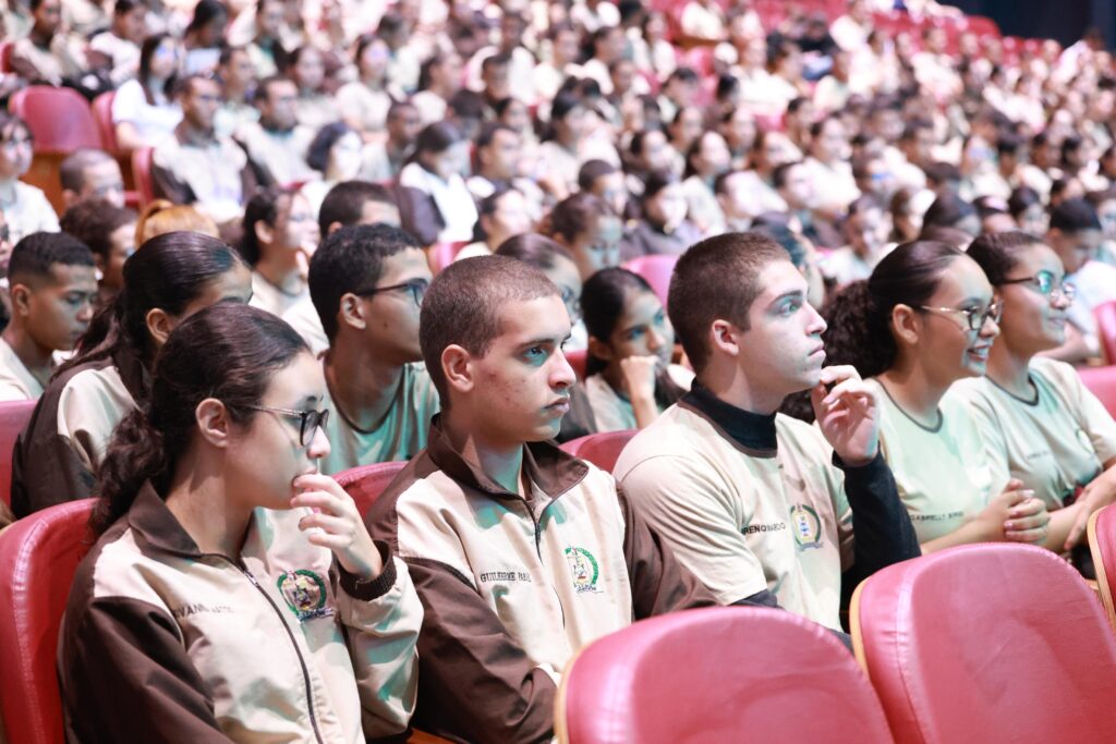 Imagem destacada do post: Mais de 60 mil estudantes goianos fazem o ENEM neste domingo (09)