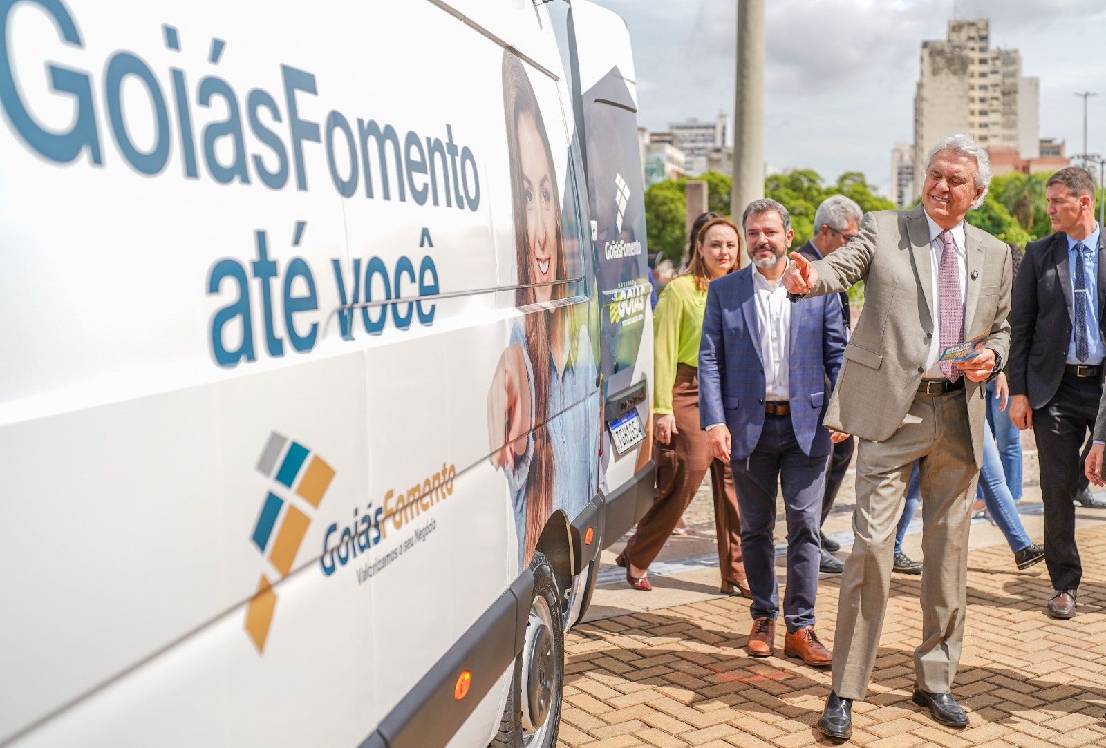 Imagem destacada do post: Caiado lança van itinerante para levar crédito a pequenos empreendedores no interior