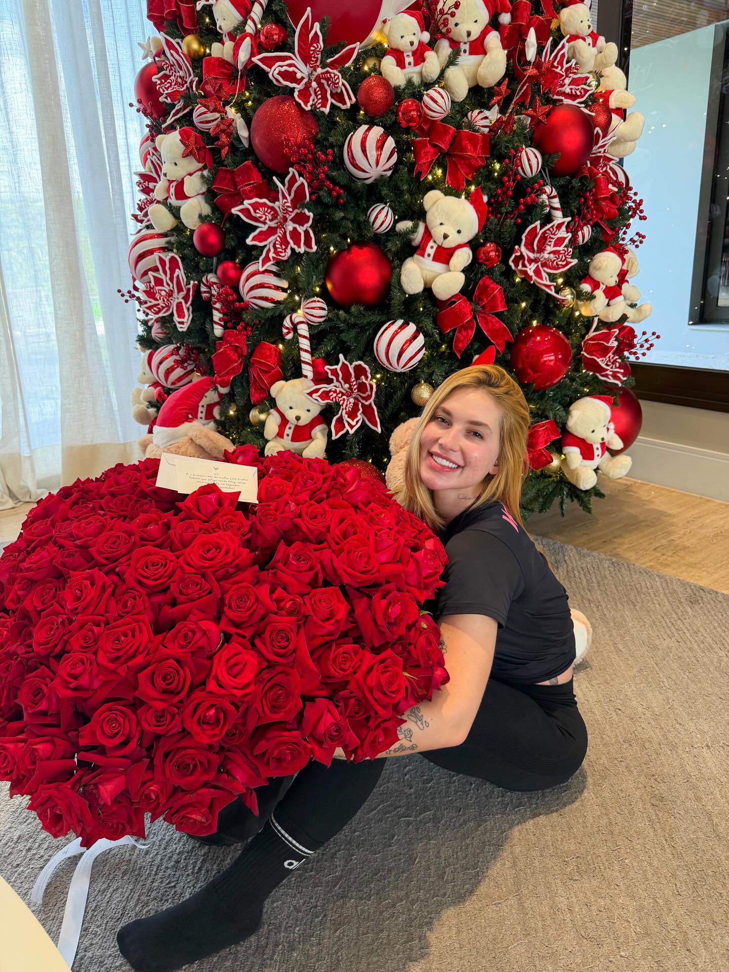 Imagem destacada do post: Virginia ganha buquê gigante de Vini Jr. para comemorar um mês de namoro