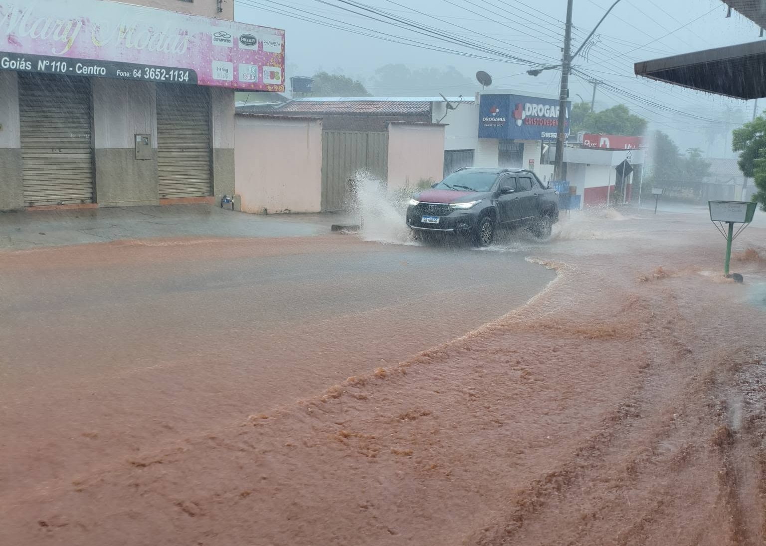 Imagem destacada do post: Chuva forte causa estragos e assusta moradores em Cristianópolis [vídeo]