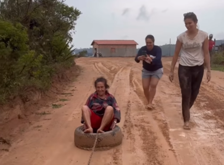 Imagem destacada do post: Idosa topa andar de “pneu” na lama e mostra que viver vale a pena