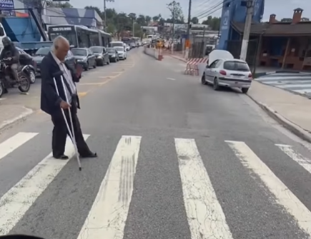 Imagem destacada do post: Motociclista segura trânsito para idoso atravessar faixa com segurança [vídeo]