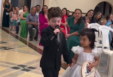 Imagem destacada do post: Criança de 3 anos emociona convidados em casamento ao cantar música católica