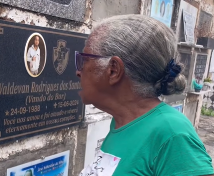 Imagem destacada do post: Mulher viraliza ao “conversar” com os parentes mortos em cemitério [vídeo]