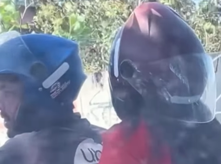Imagem destacada do post: Passageira é avisada no trânsito que estava usando capacete da forma errada