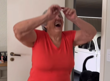 Imagem destacada do post: Mãe vibra ao ganhar fusca branco de presente aos 80 anos de idade [vídeo]
