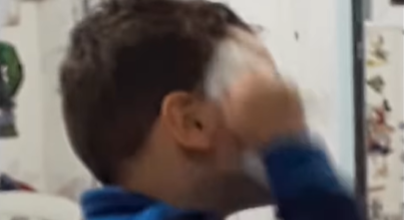 Imagem destacada do post: Sobrinho tenta virar homem-aranha e se desespera ao usar batom permanente