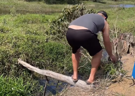 Imagem destacada do post: Amigos tentam atravessar ‘pinguela’ para pescar e o inesperado acontece [vídeo]