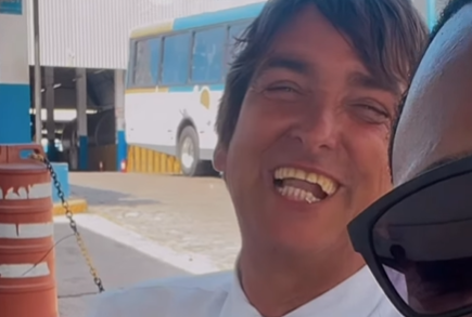 Imagem destacada do post: Soltaram! Homem viraliza com aparência parecida a de Jair Bolsonaro [vídeo]