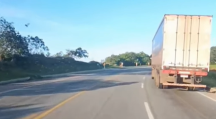 Imagem destacada do post: Motorista explica ‘visão’ da terceira faixa em rodovias na hora de ultrapassar [vídeo]