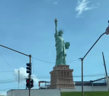 Imagem destacada do post: Famosa Estátua da Havan é instalada em nova loja de Goiânia e chama a atenção