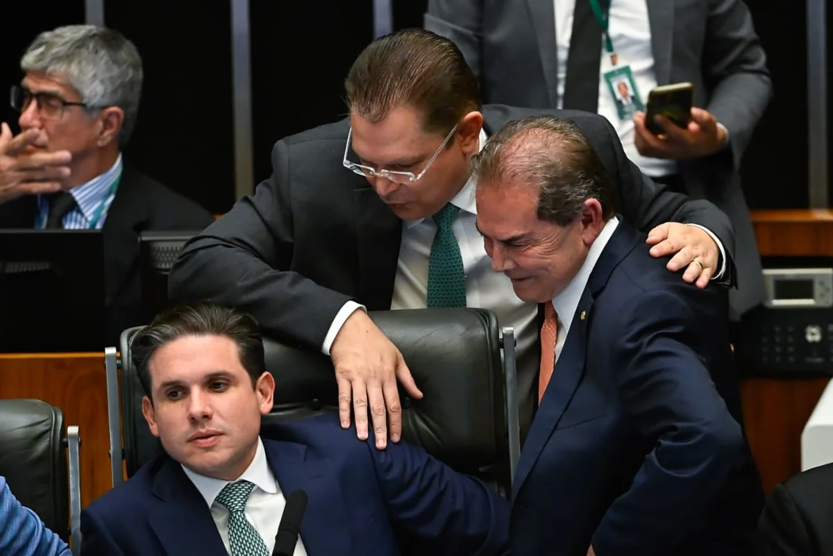 Imagem destacada do post: Quem foram os deputados goianos que votaram pra reduzir pena de Bolsonaro