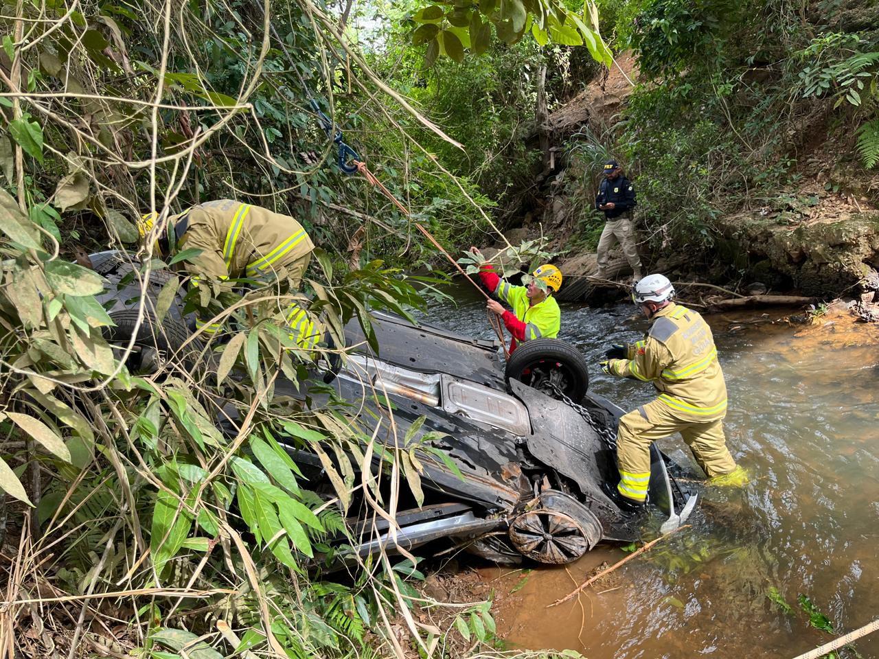 Imagem destacada do post: Mãe, filhos e mais uma pessoa morrem em acidente em Campo Alegre de Goiás
