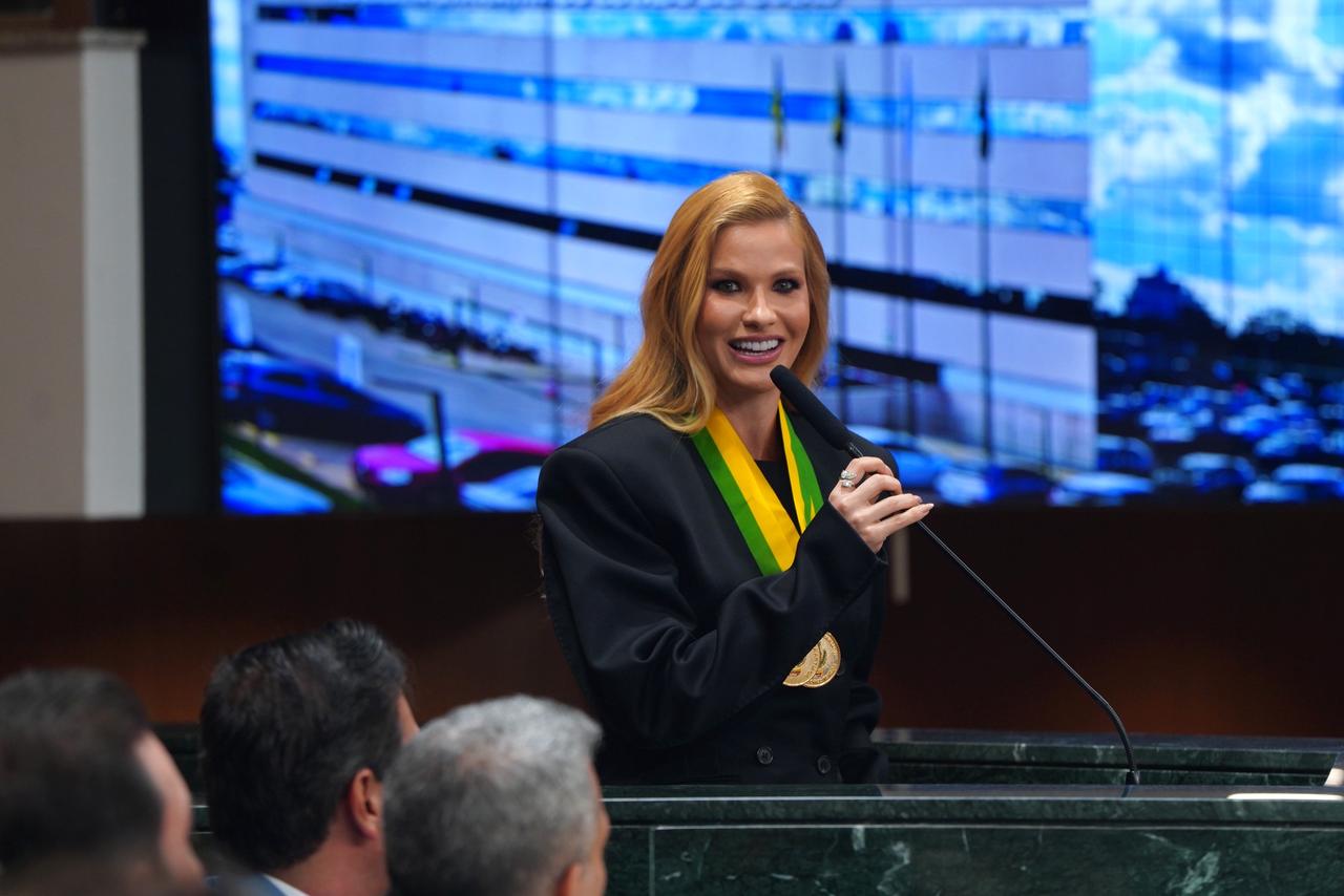 Imagem destacada do post: Esposa de Gusttavo Lima, Andressa Suita, recebe honrarias da Alego