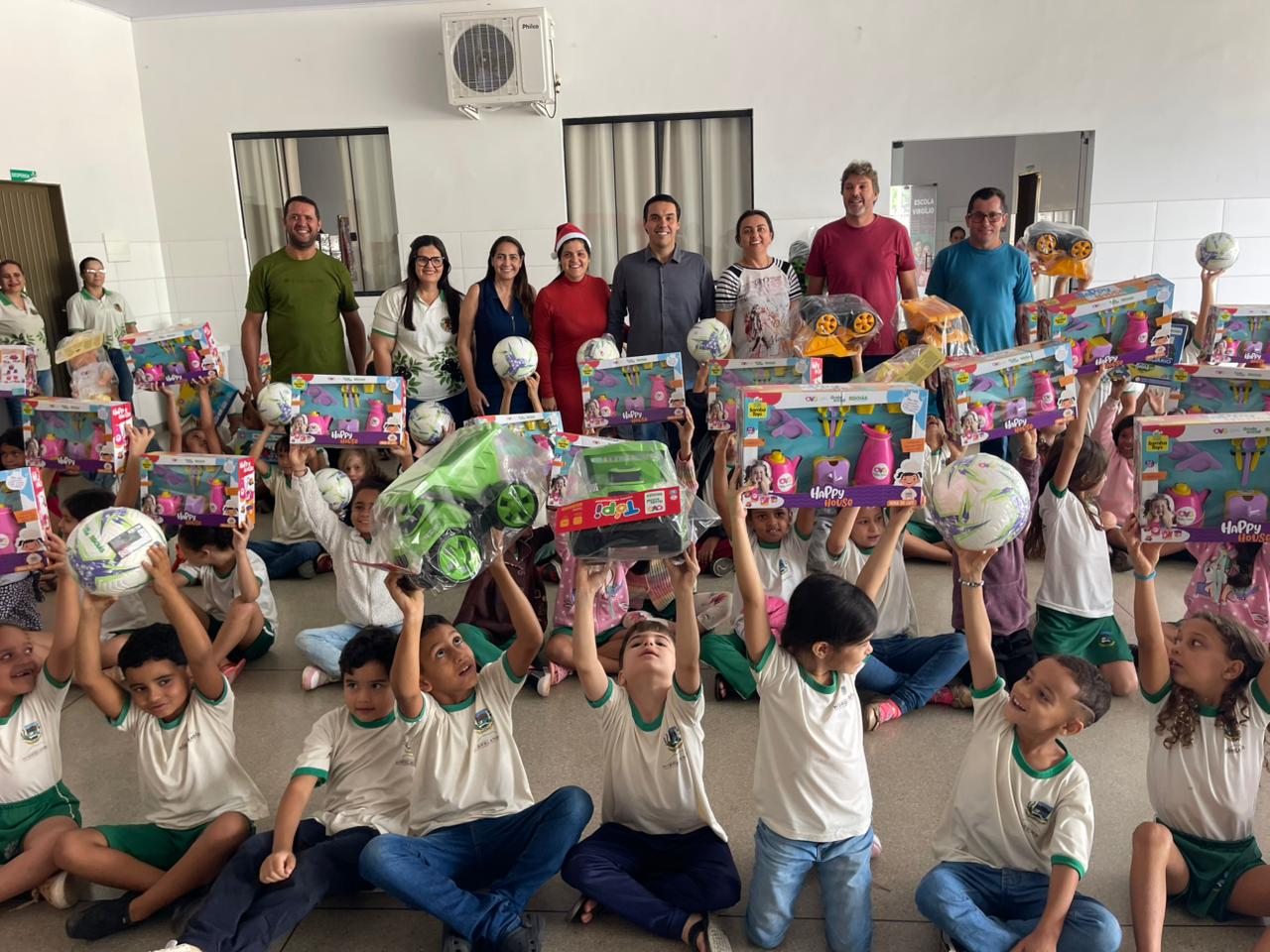 Imagem destacada do post: Entrega de brinquedos leva alegria a mais de 4 mil crianças em Hidrolândia