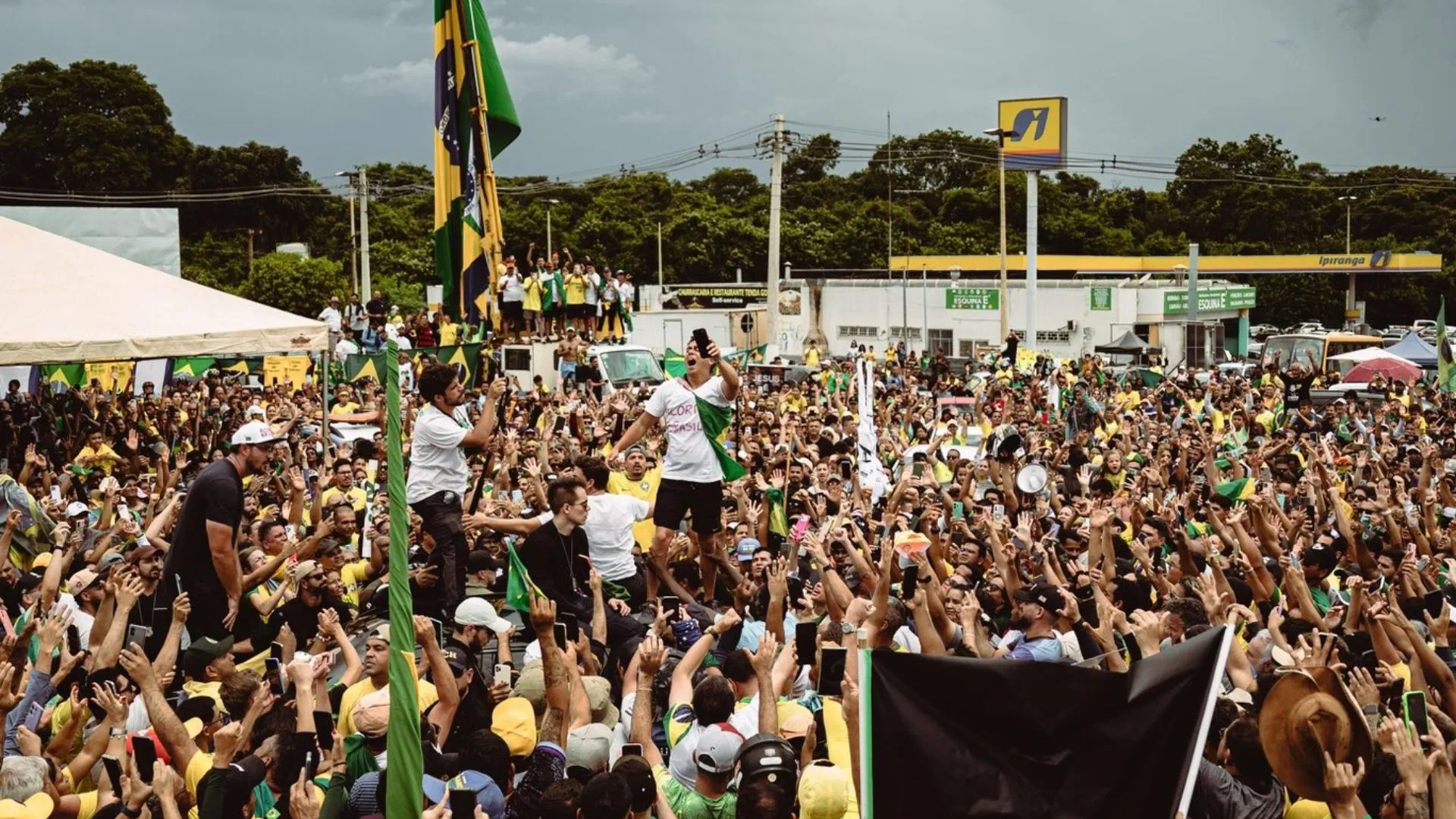 Imagem destacada do post: VÍDEO: Nikolas encerra marcha em Brasília e ato é marcado por raio e feridos