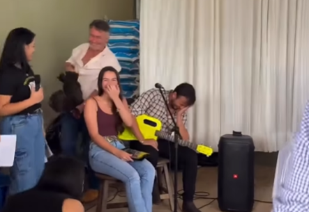 Imagem destacada do post: Galinha resolve participar da missa e transforma local no verdadeiro caos [vídeo]