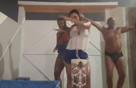 Imagem destacada do post: Família faz dancinha na chuva e raio cai há metros do local; veja vídeo