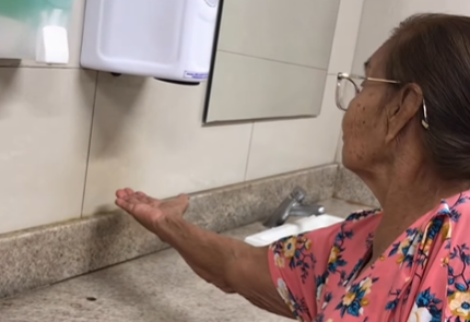 Imagem destacada do post: Senhora se assusta ao usar secador eletrônico de banheiro pela primeira vez