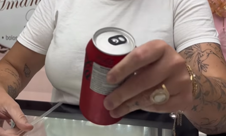 Imagem destacada do post: Mulher descobre novo jeito de abrir lata de refrigerante e diverte web [vídeo]