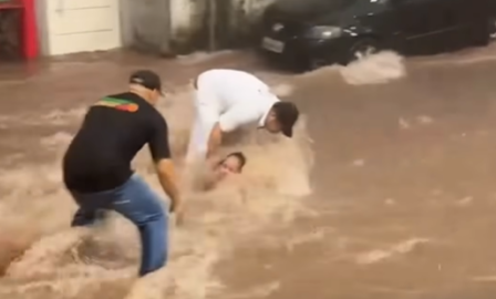 Imagem destacada do post: Mulher é arrastada pela enxurrada durante chuva e é resgatada; veja vídeo