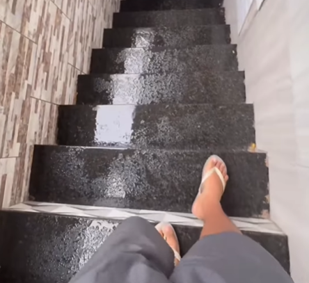 Imagem destacada do post: Internauta filma própria queda ao mostrar escada perigosa durante chuva