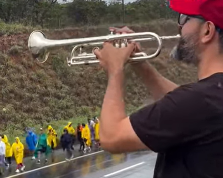 Imagem destacada do post: VÍDEO: Trompetista do PT toca berrante em caminhada de Nikolas em provocação