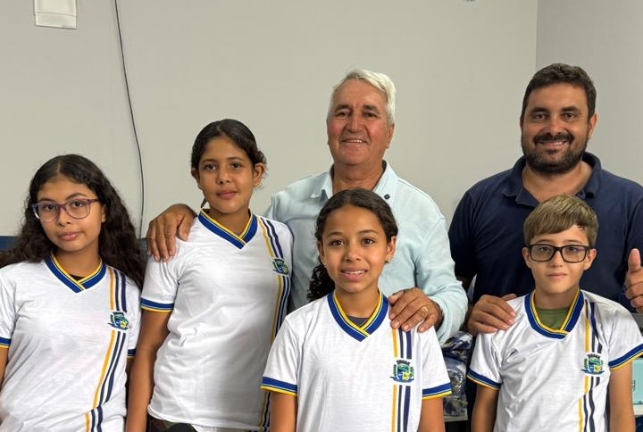 Imagem destacada do post: Prefeitura de São Miguel do Passa Quatro entrega kits de uniformes no 1º dia de aula