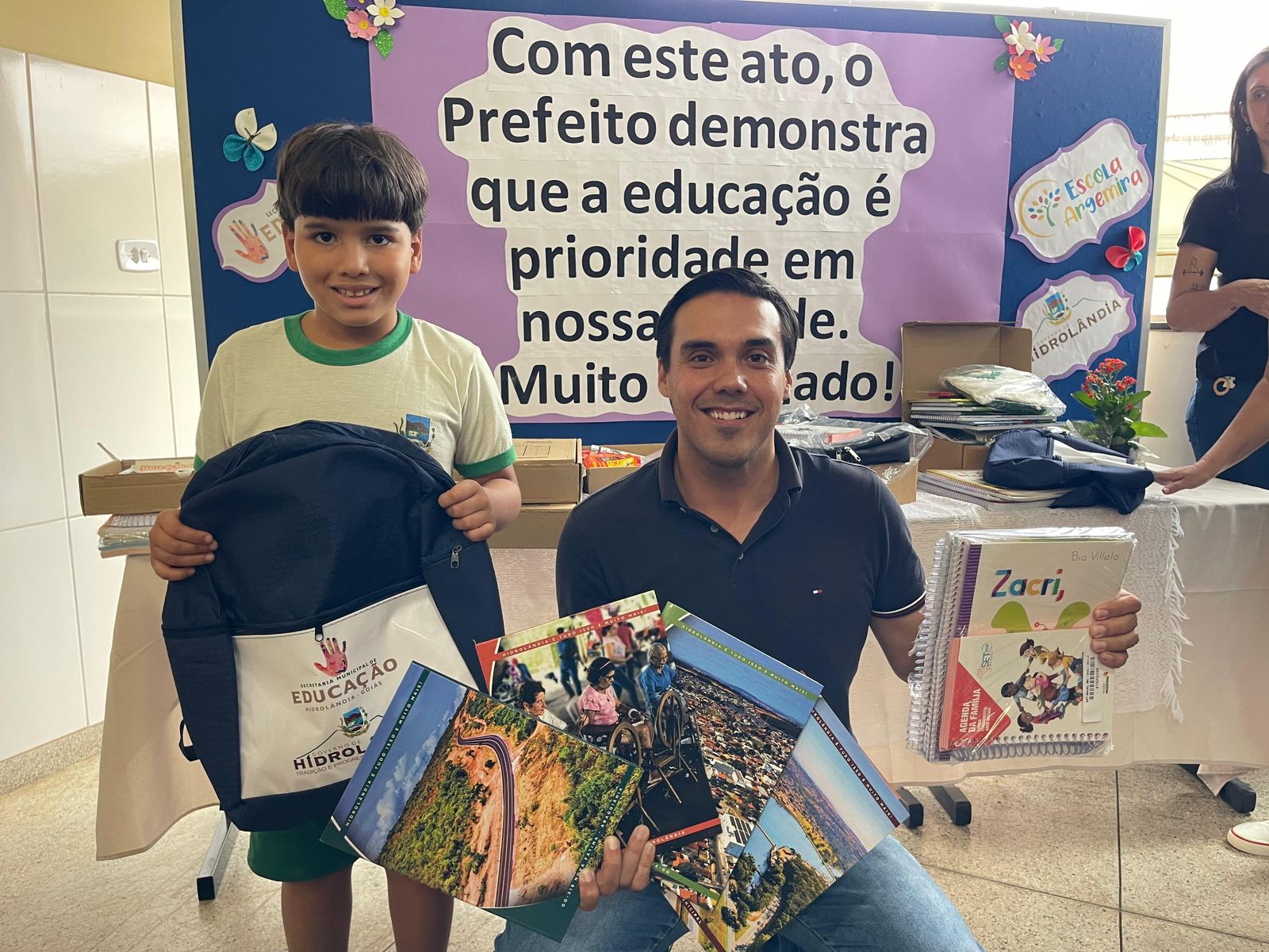 Imagem destacada do post: Hidrolândia entrega kit de material didático padrão particular para os alunos