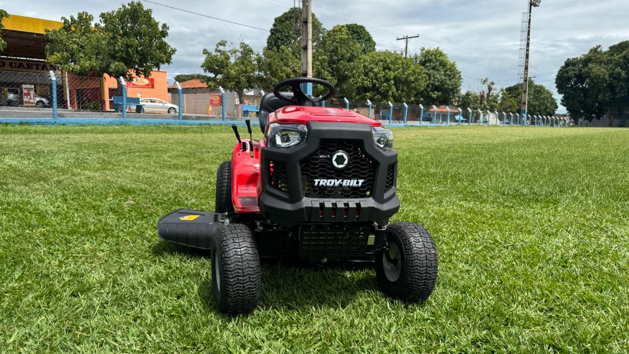 Imagem destacada do post: Passa Quatro adquire novo trator para manutenção do Estádio Municipal