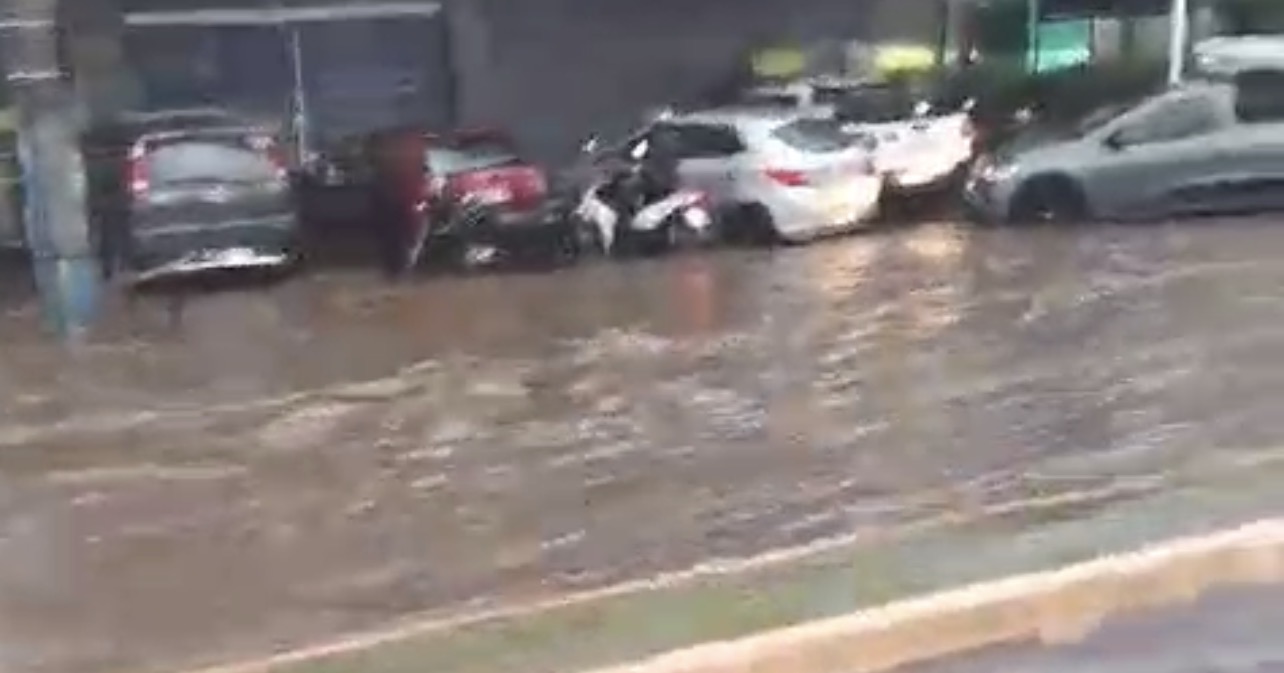 Imagem destacada do post: Chuva forte alaga ruas em Goiânia e Defesa Civil dispara mais de 10 alertas