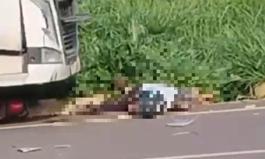 Imagem destacada do post: Colisão entre caminhão e motocicleta deixa dois feridos na GO-020