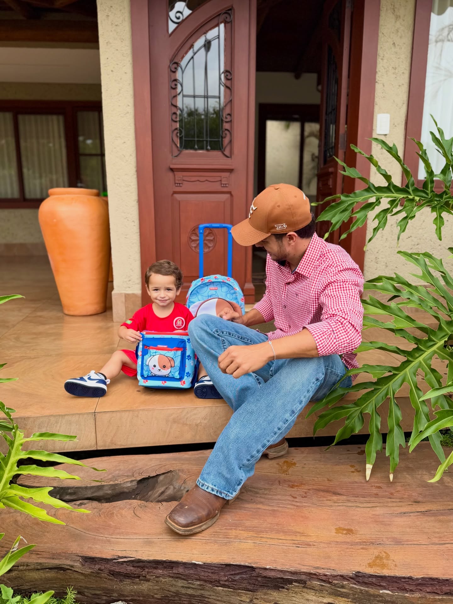 Imagem destacada do post: Jacques Vanier celebra início da vida escolar do filho Luke em escola bilíngue de Goiânia