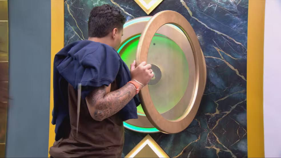 Imagem destacada do post: Após episódio de assédio, Pedro aperta botão e desiste do Big Brother Brasil [vídeo]