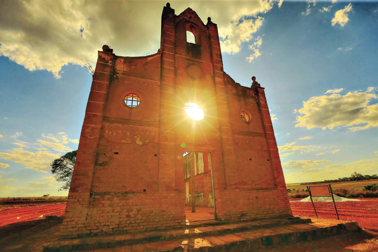 Imagem destacada do post: Vídeo revela ruínas de igreja na GO-020 e antigo povoado que virou fantasma