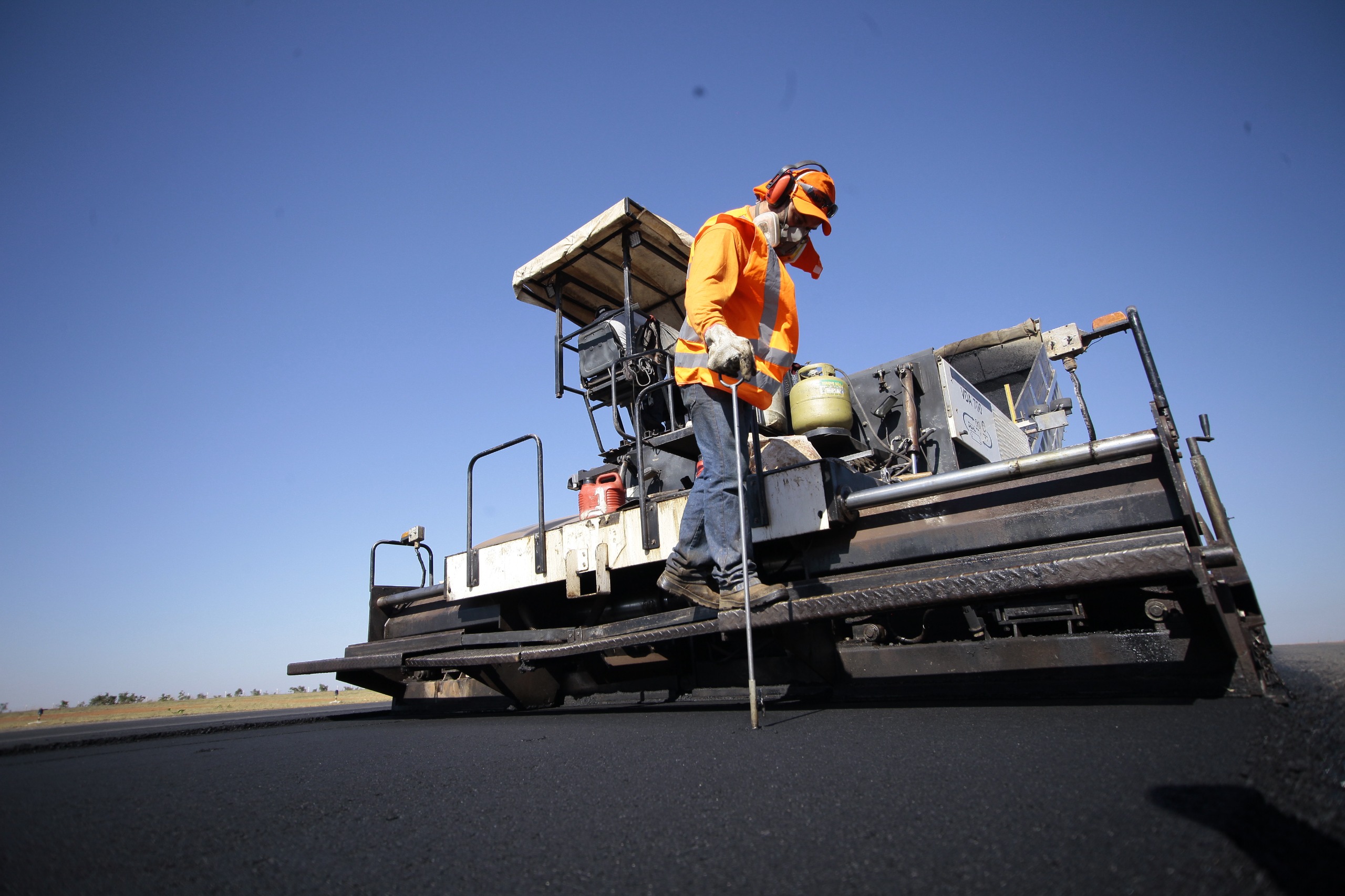 Imagem destacada do post: Governo de Goiás expande frentes de trabalho nas rodovias goianas em 2026