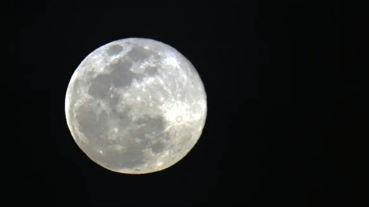 Imagem destacada do post: Primeira Superlua de 2026 é vista neste sábado (03/01) e encanta internautas [vídeo]