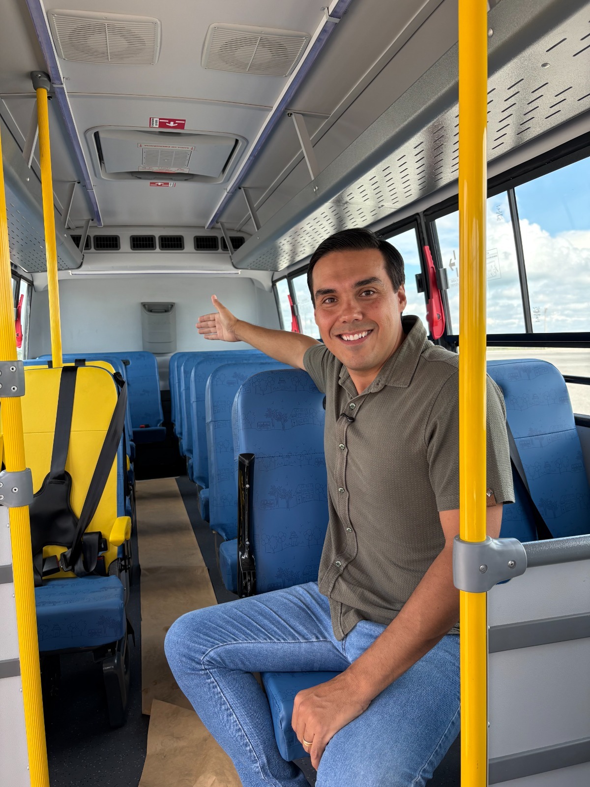 Imagem destacada do post: Prefeito Zé Délio reforça frota escolar com novo micro-ônibus zero quilômetro